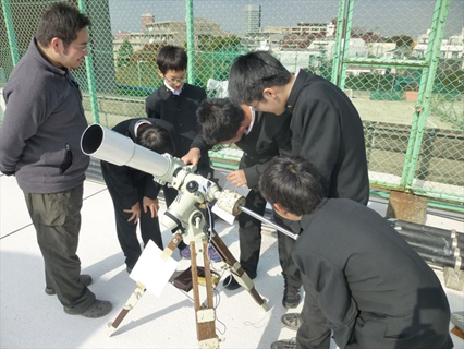 翌週には学校で赤道儀式の望遠鏡で太陽を観察。交代で全員が望遠鏡を操作した。